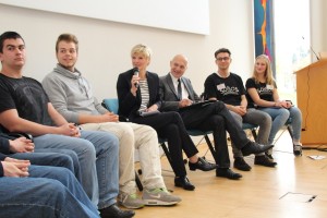 Talkrunde mit Staatssekretär Bernd Neuendorf und Jugendlichen